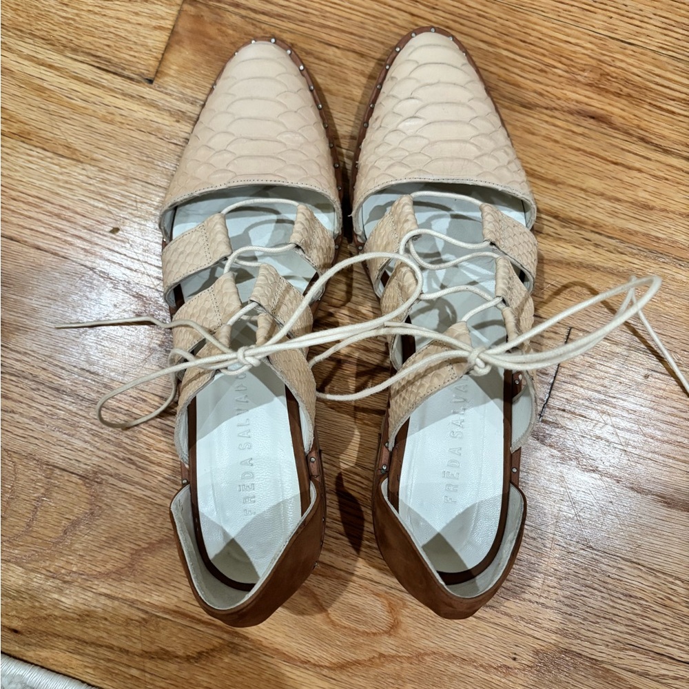 Freda Salvador sz 8 Neutral Flats lace up d’orsay